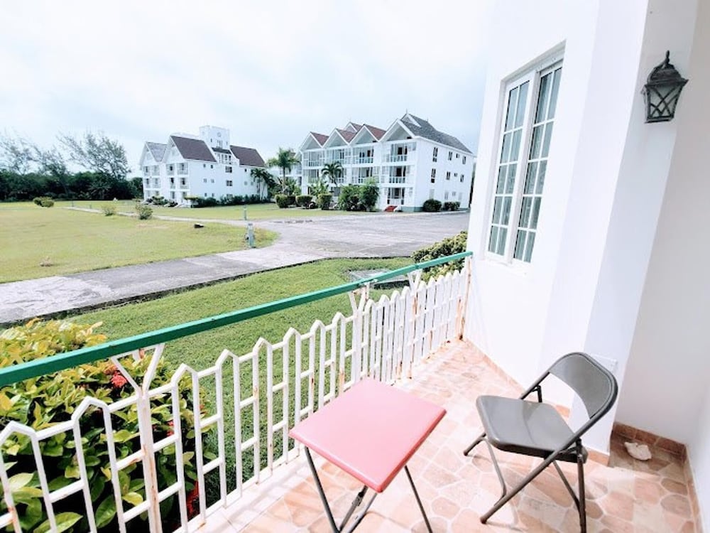 Oceanview 1-bed Apt w/ Pool, Bar & Beach Access