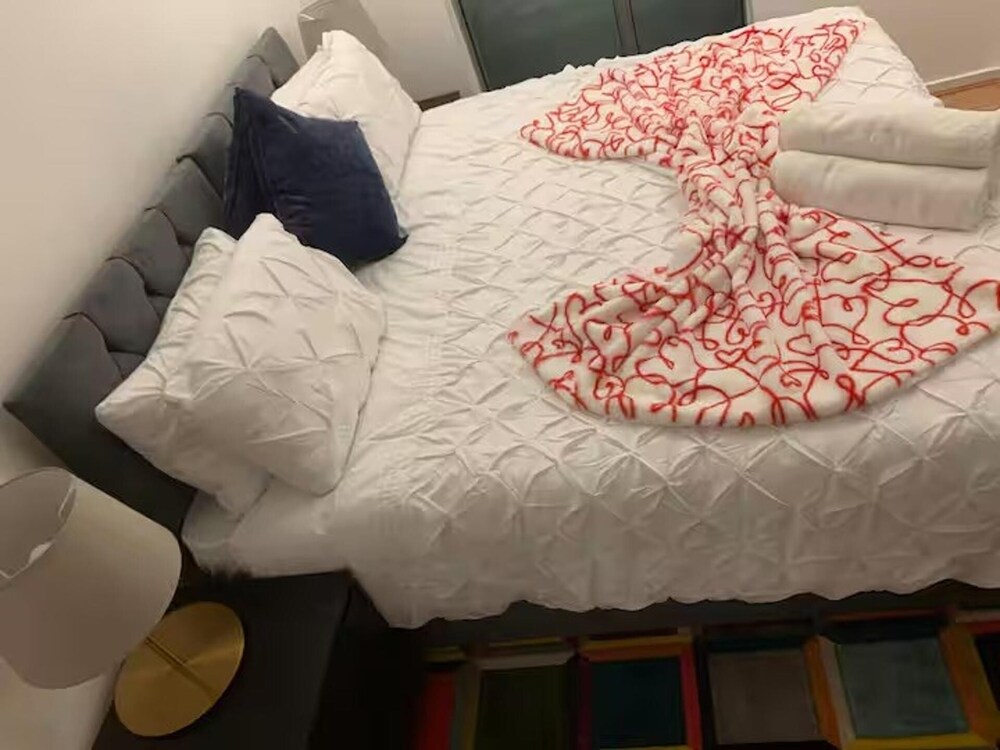 4 Guests - Free Parking - Easy Access to London