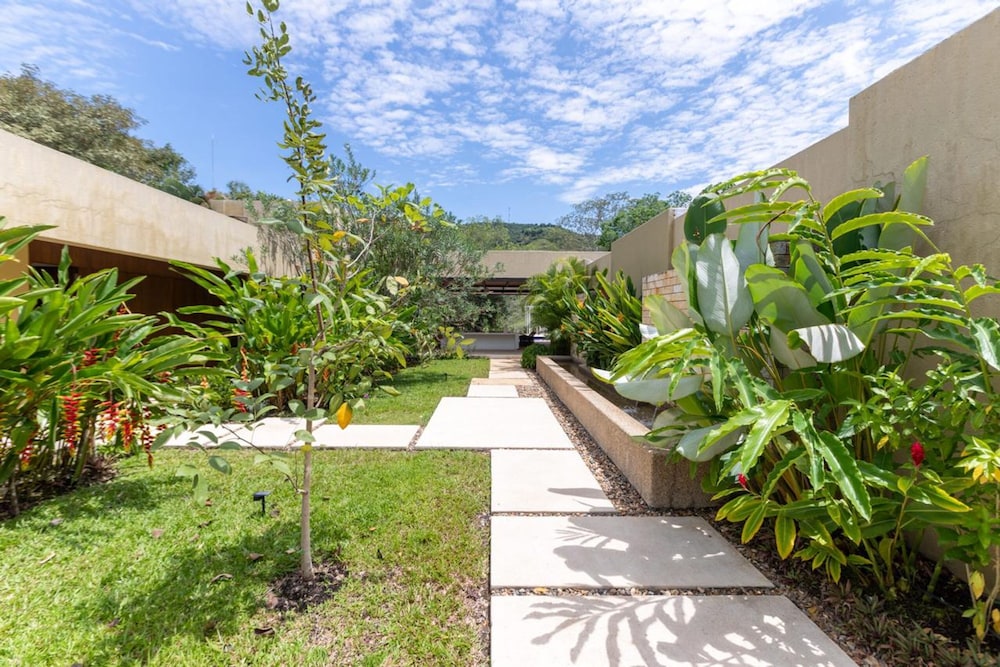 w Beautiful 4BR Villa at Mesa de Yeguas