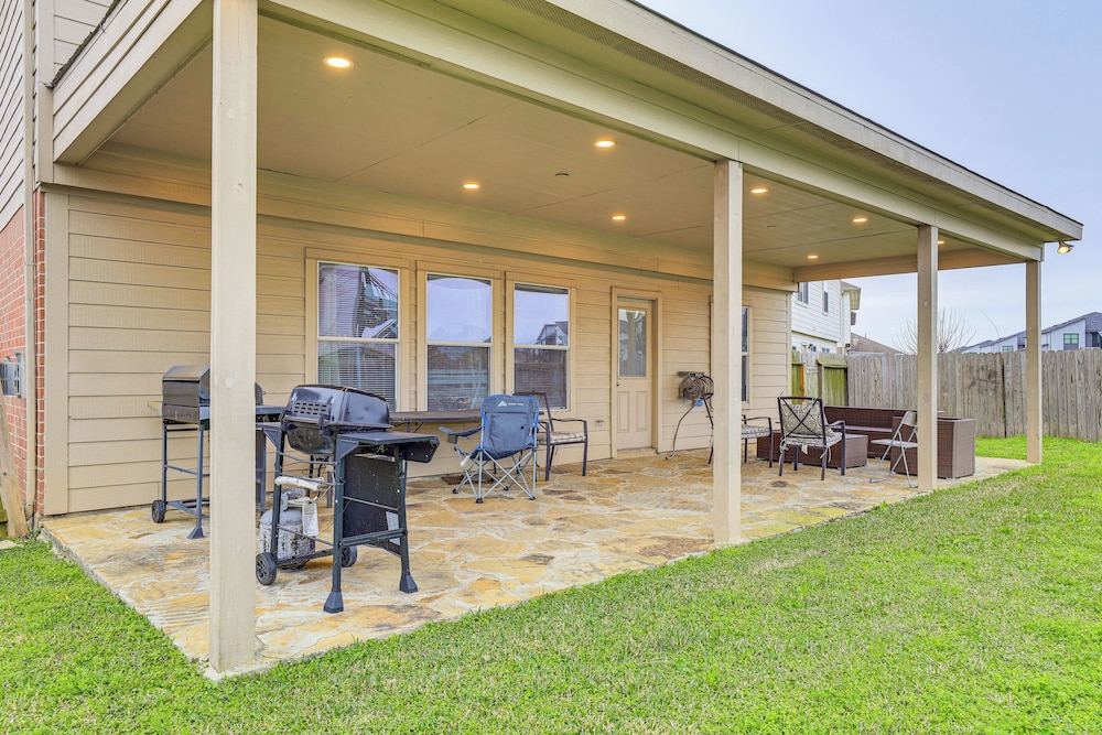 Covered Patio & Yard: Family Home in Katy