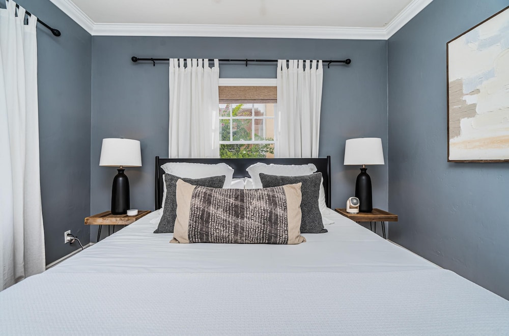 Spacious 5 BR Near Heart of South Park
