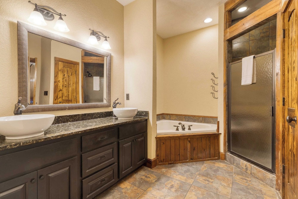 Luxury Cabin Sleeps 19 Game Room, Hot Tub Dollywood Alpine Mountain Lodge
