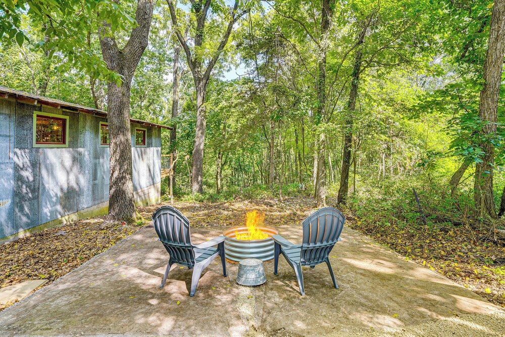 Unique Eureka Springs Cabin: Deck & Forest Views!