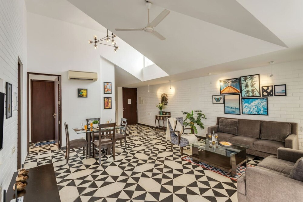 Modern 2bhk w Rooftop Pool 10 Mins Drive to Beach
