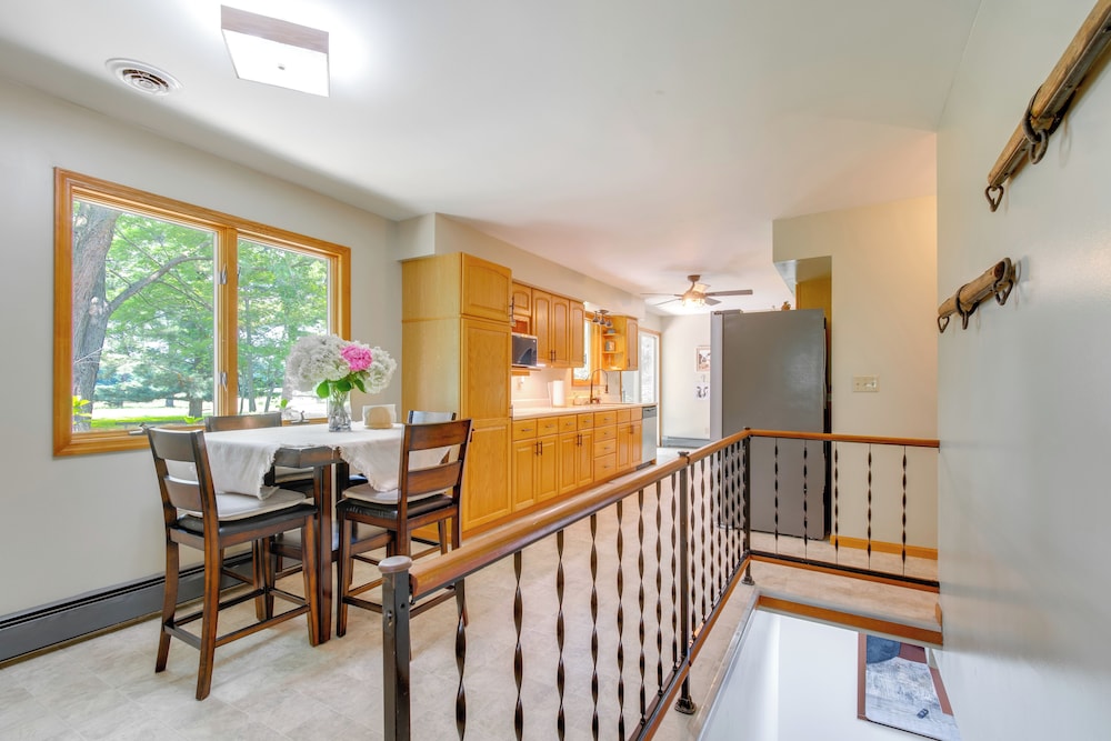 9 Mi to Downtown Rushville: Cozy Getaway w/ Grill