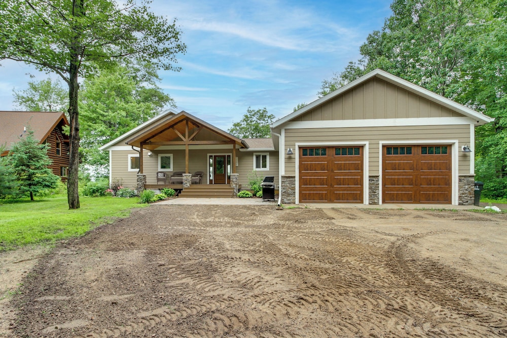 Hot Tub & Game Room: Lakefront Merrifield Retreat!