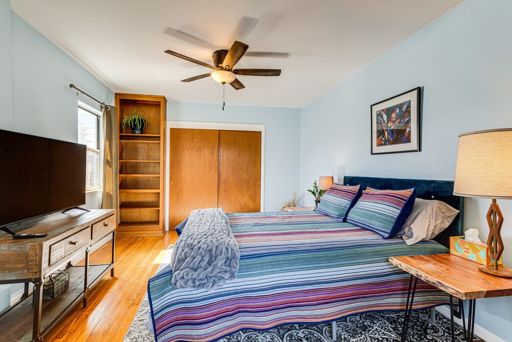 7 Mi to Denver: Inviting Aurora Home w/ Yard!