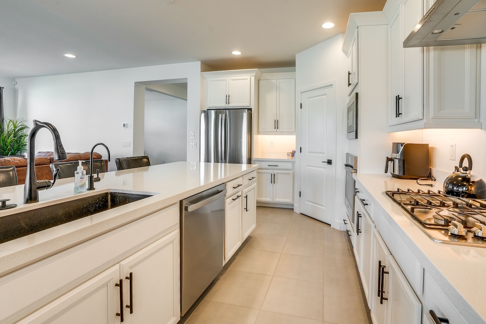 5 Mi to Westgate: Newly Built Glendale Home