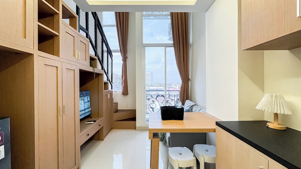 Quiet And Strategic Studio Loft At Apple 1 Condovilla Apartment