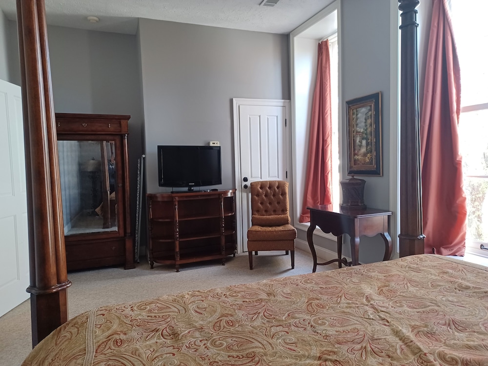 Natchez Manor Bed & Breakfast