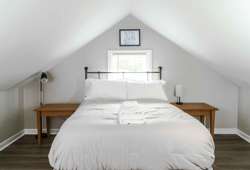 Pet Friendly Lake Geneva Getaway for 6!