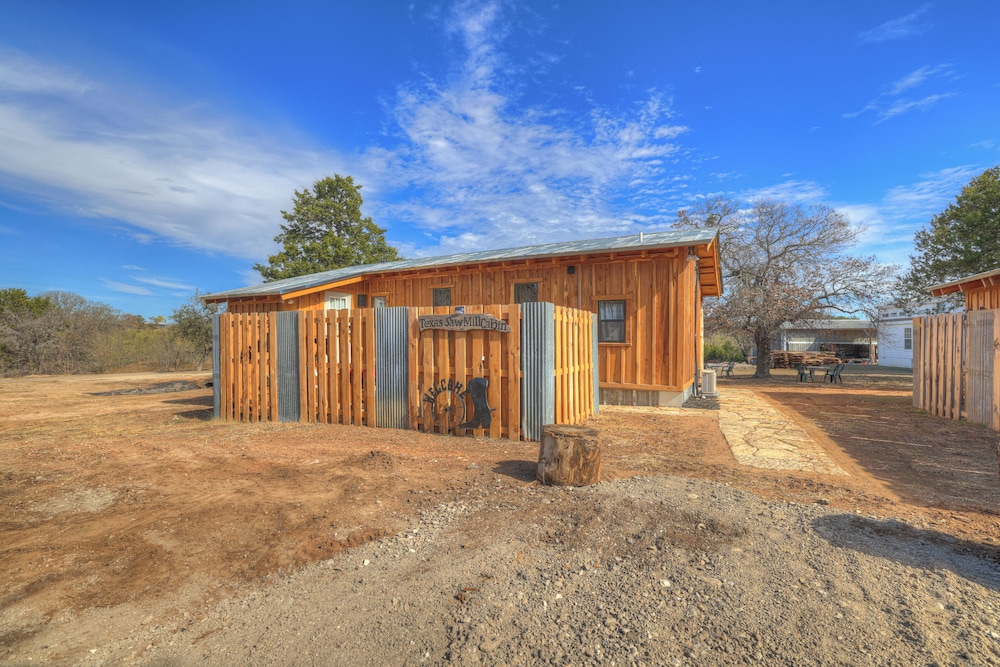 Texas Sawmill Cabin W/hot-tub, Pet-friendly, Minutes to Downtown!