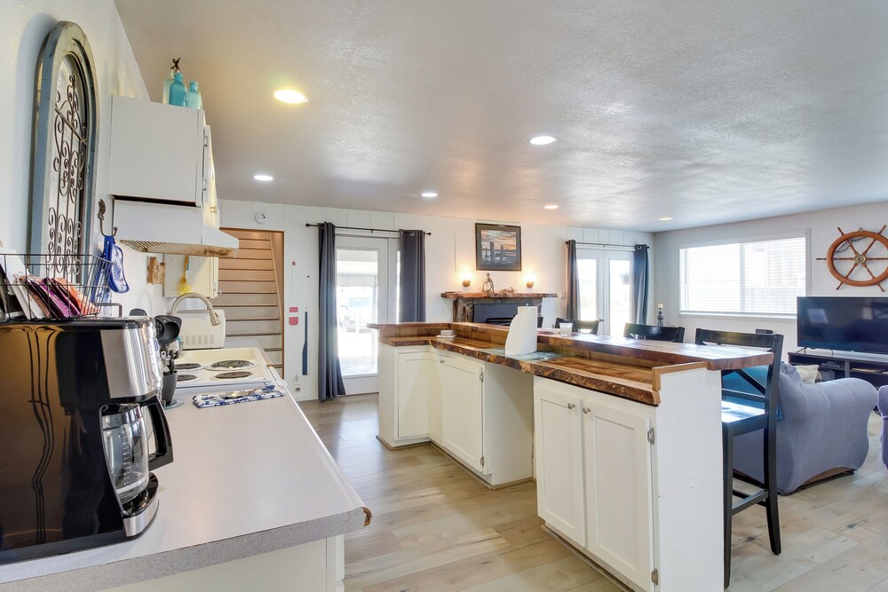Bandon Home w/ Patio, Steps to South Jetty Park view 5