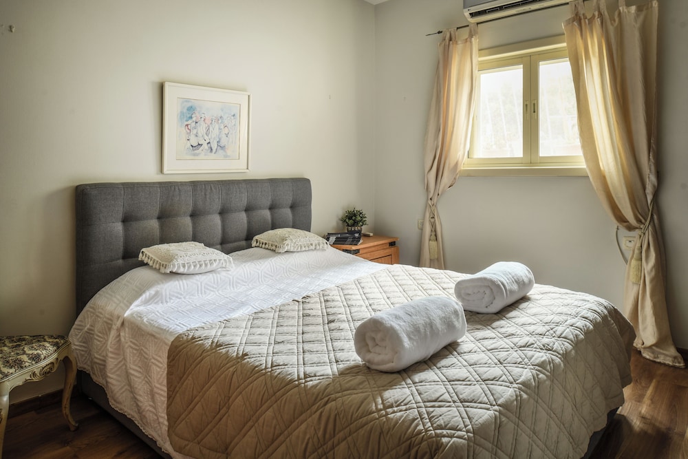 Homey Sea-Side Apartment by Sea N' Rent view 5