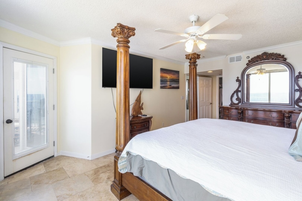 3BR Gulf-front Luxury w/ Pool Bar & Spa Baths