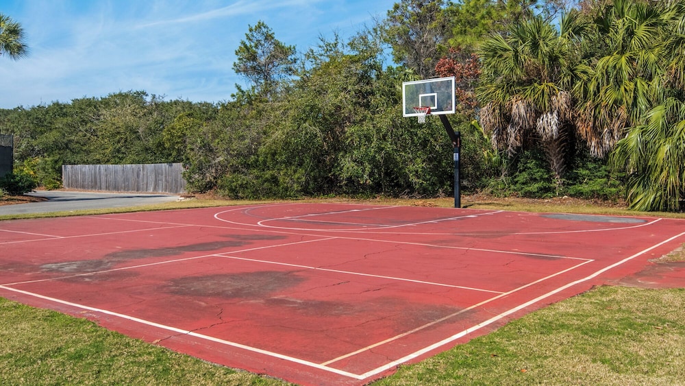 Sleeps 8 w/ Resort Pools, Tennis, Golf & Beach Access + Attraction Tickets!