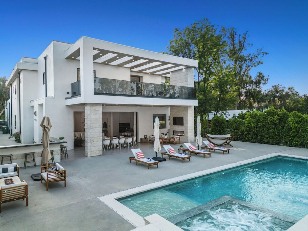 Melvin - Modern Contemporary Estate w/ Backyard + Pool & Spa