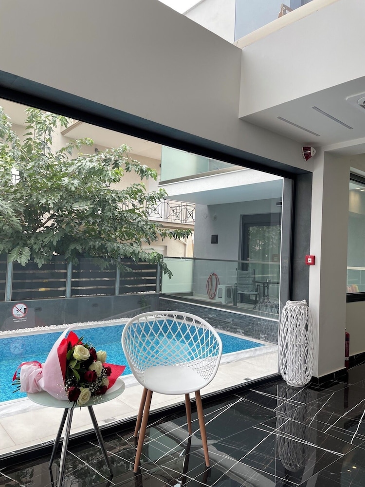 LUXSUITES