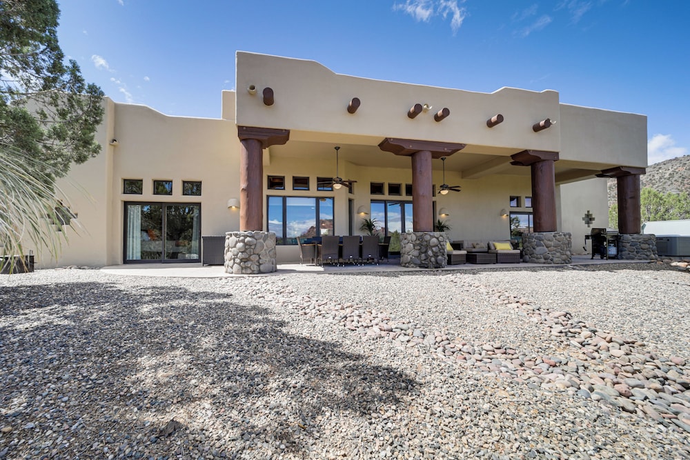 Hot Tub & Red Rock Views: Secluded Sedona Escape!