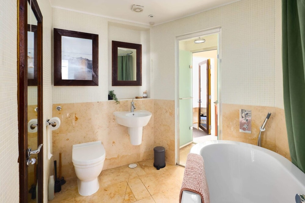 Beautiful & Vibrant 2BD Home w/ Balcony - Hackney!