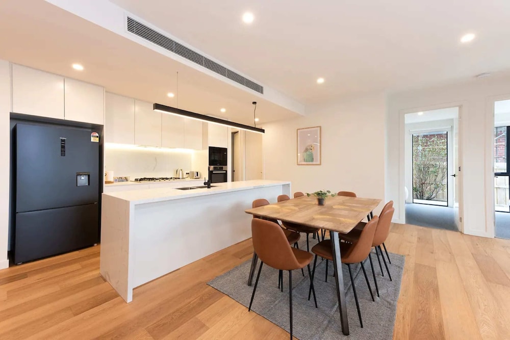 Stylish 3 Bedroom With Free Parking view 4
