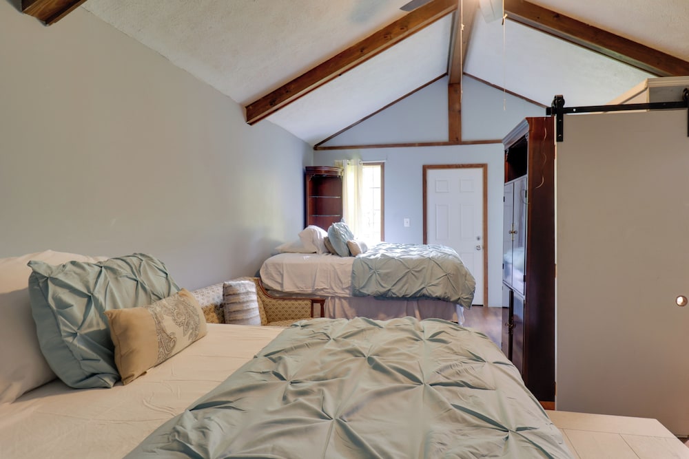 5 Mi to Bellhaven: Spacious Getaway in Jackson