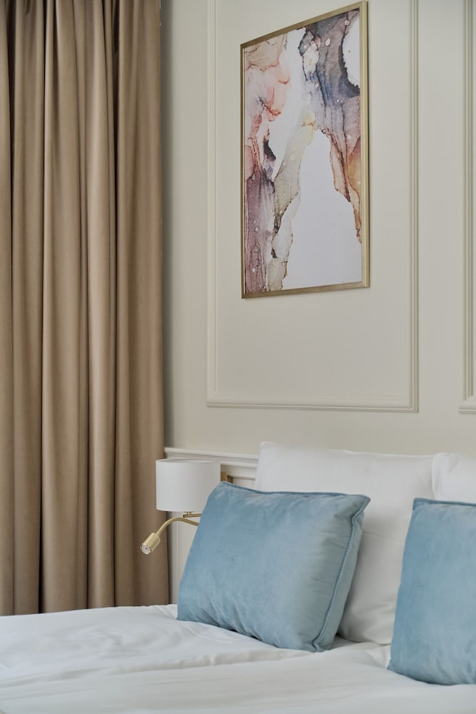 Floral Apartment Nyska by Renters