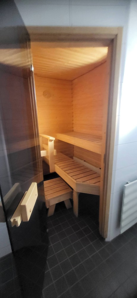 Cozy 2 Bedroom Apartment in Central Espoo, Close to Matinkylä Metro Station