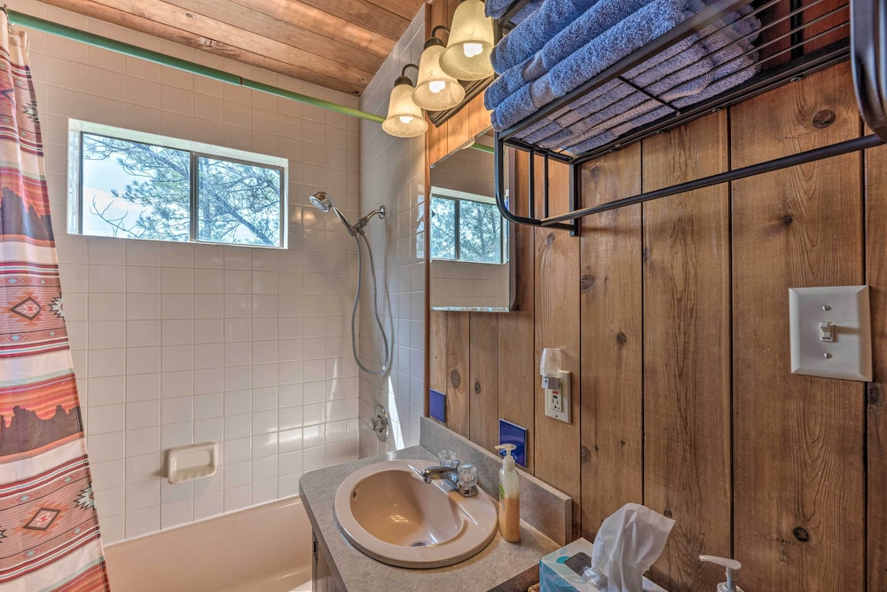 Quiet Retreat w/ Hot Tub - 16 Miles to Ski Apache! view 5