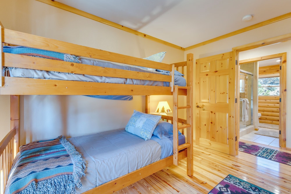 33 Mi to Yosemite NP: Custom Log Home w/ Deck!