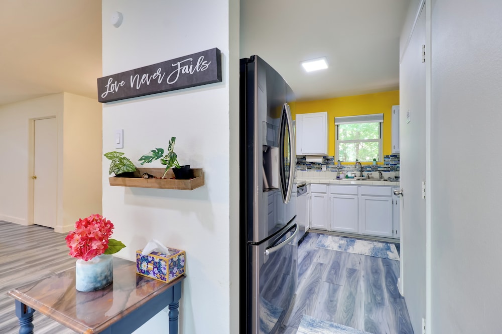 1 Mi to Dtwn + Fenced Yard: Georgetown Getaway!