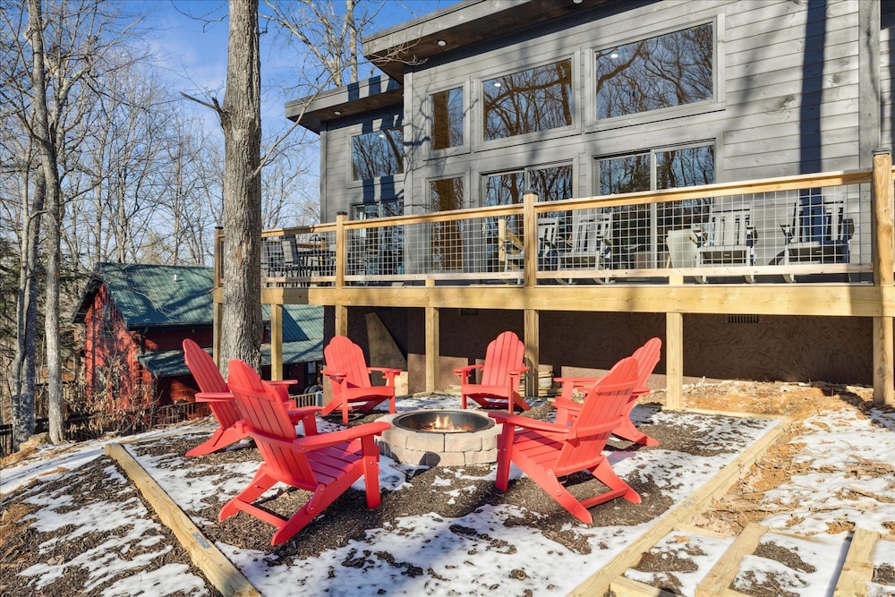 Brand New Cabin w Fire Pit Hot Tub Gameroom