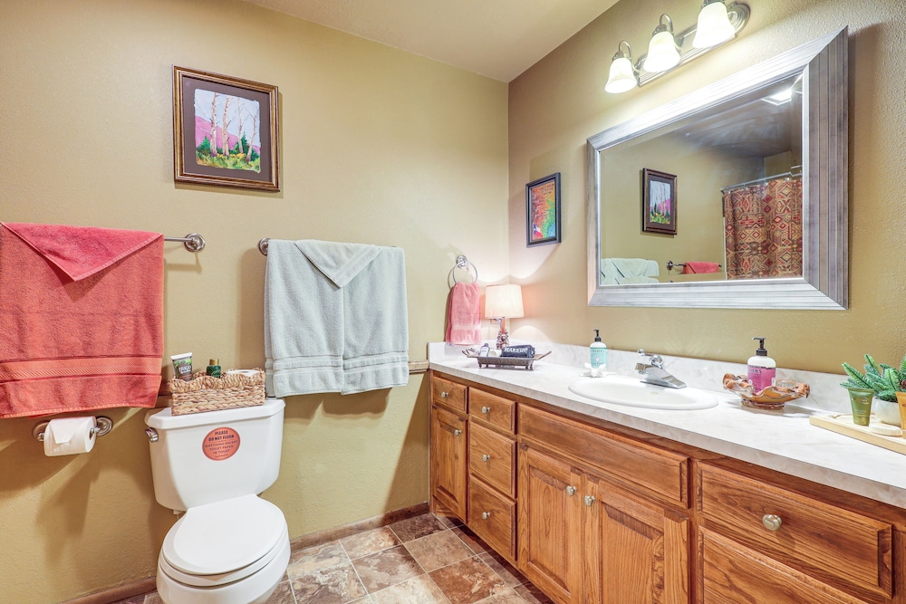 Walk to Main St: 'mountain Creek Home' w/ Chiminea