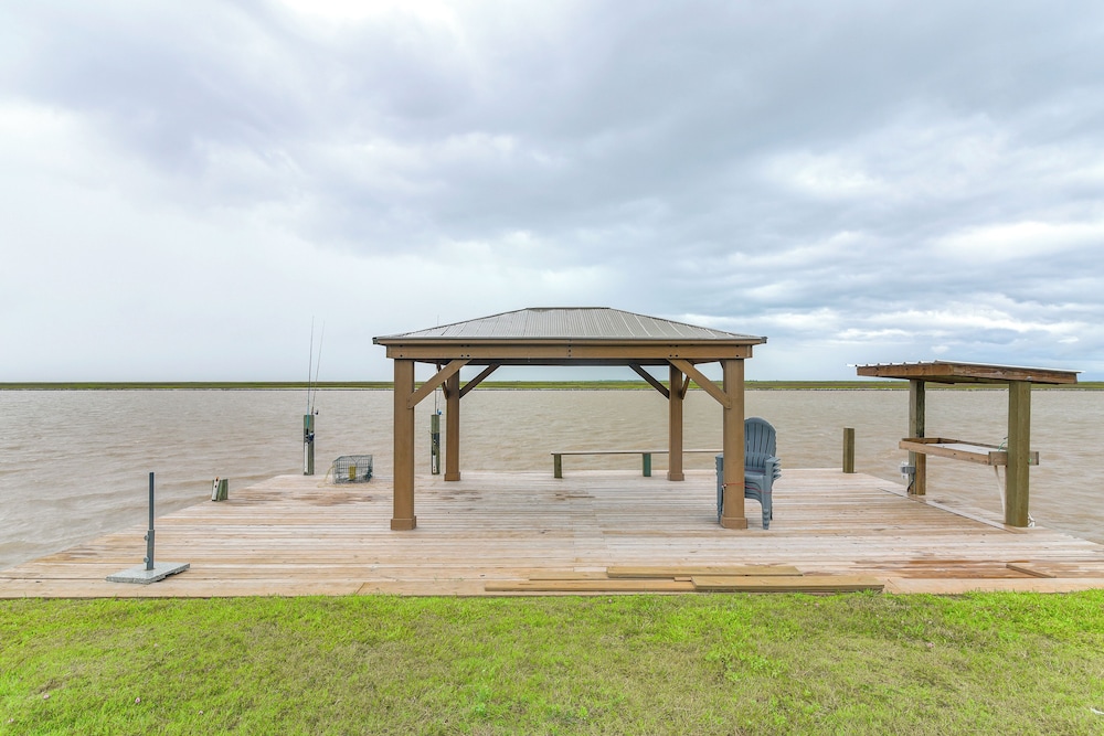 Seabreeze Retreat: Waterfront Home Near Sargent