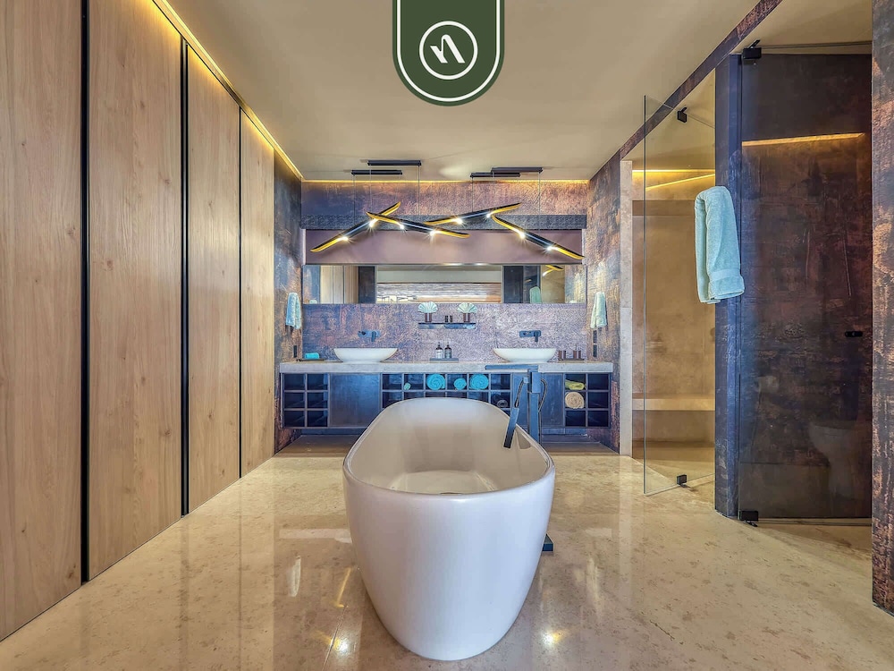 Two Story 2 BR Penthouse - Pool - Ocean View