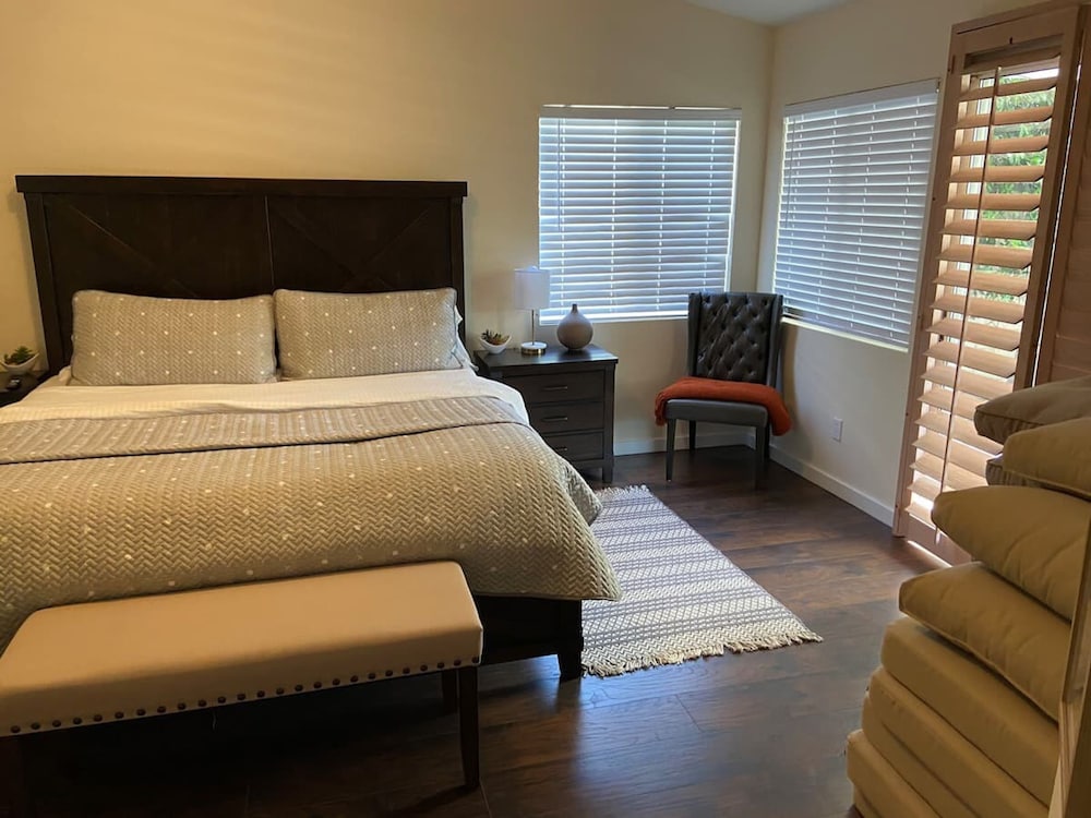 Stunning 5 Star Home Retreat Private Pool Spa BBQ 4 BR