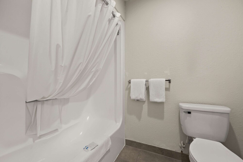 Lumberton Vacations - Rodeway Inn - Property Image 36