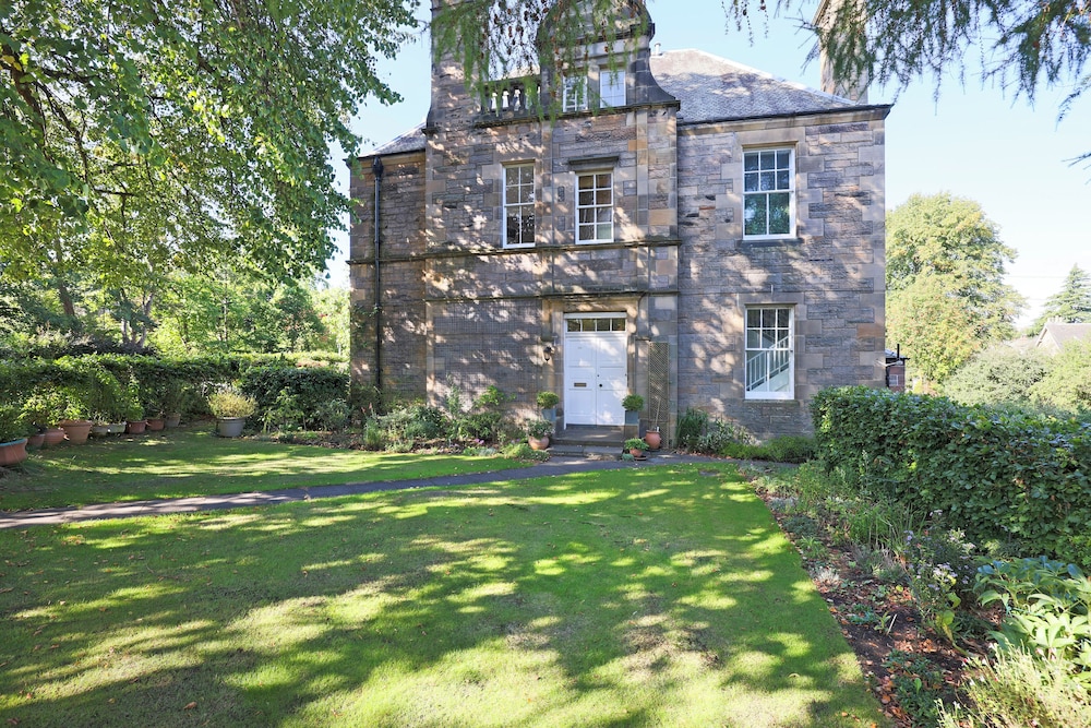 Delightful 3-bed Flat with Parking