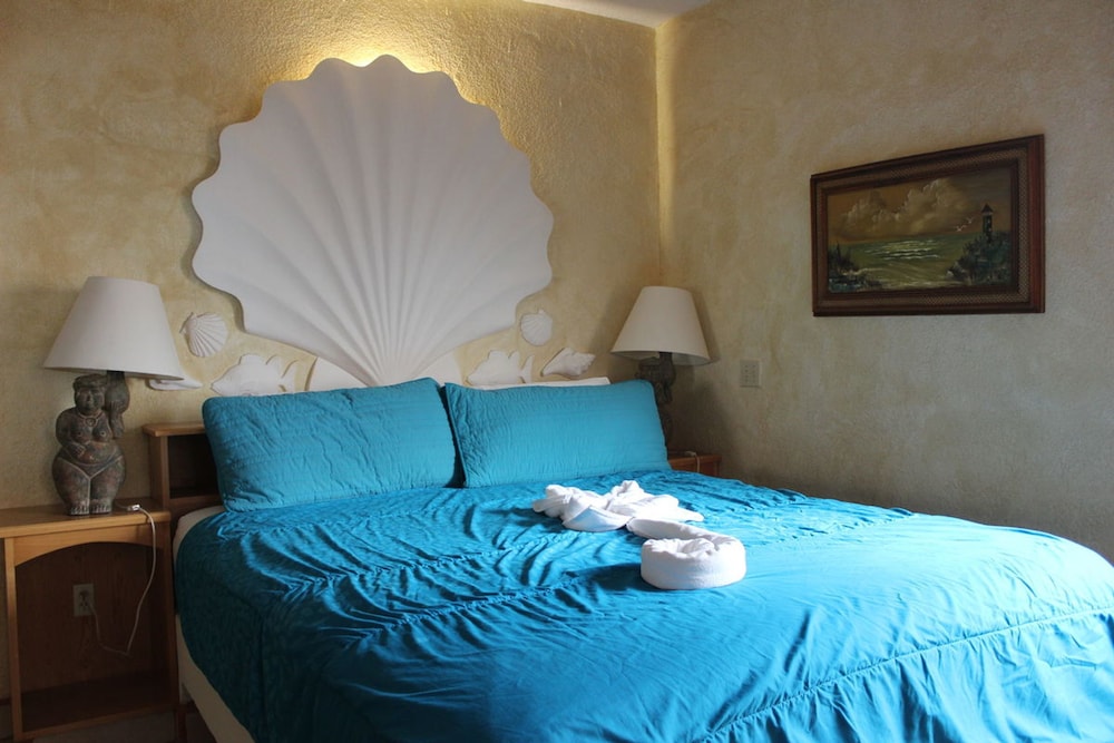 Las Gaviotas 2BR 402 by Casago view 3