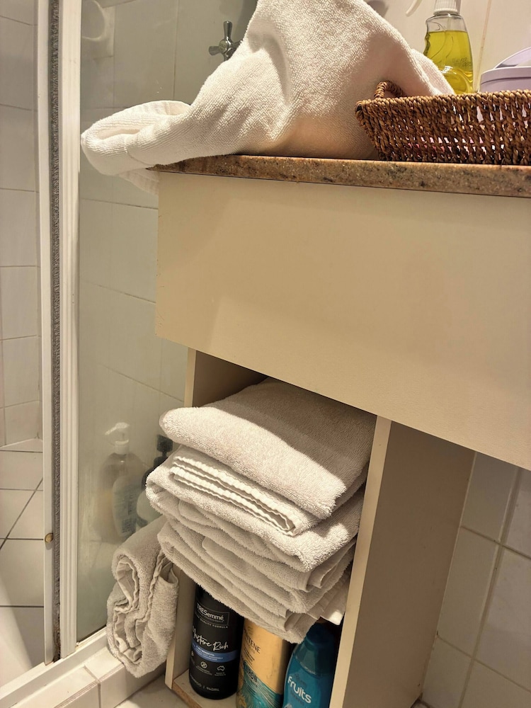 Cozy Tusmore Apartment With Private Garden City View Near Burnside Village Mall