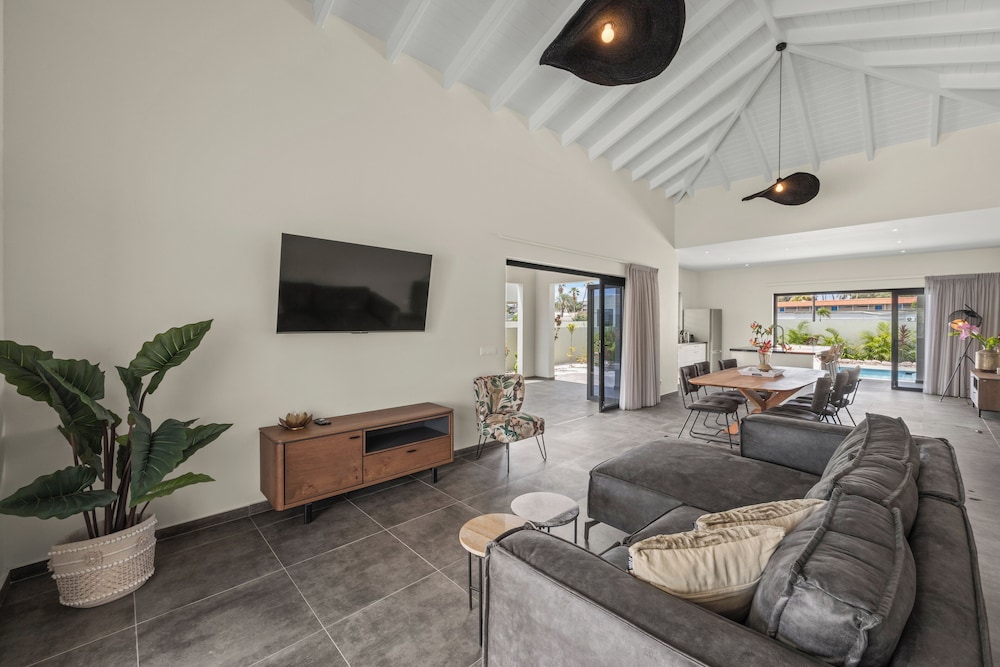 Villa Jasmijn with private pool, at Mambo Beach