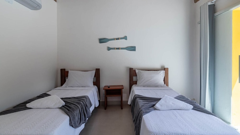 Casa Pet-friendly em Cond com Piscina e 5 Su tes