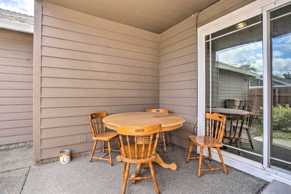 Grants Pass Home: 1 Mi to Downtown & Rogue River! view 3