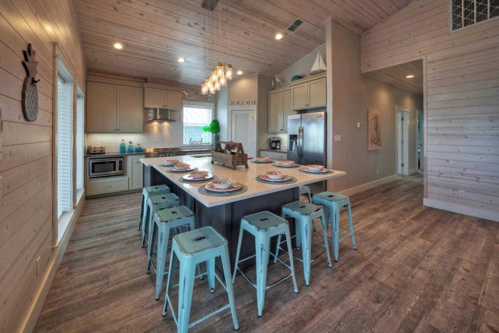 Sleeps 21, 2 Homes 2 Private Pools, Fire Pit, Swing Bar Walk to the Beach