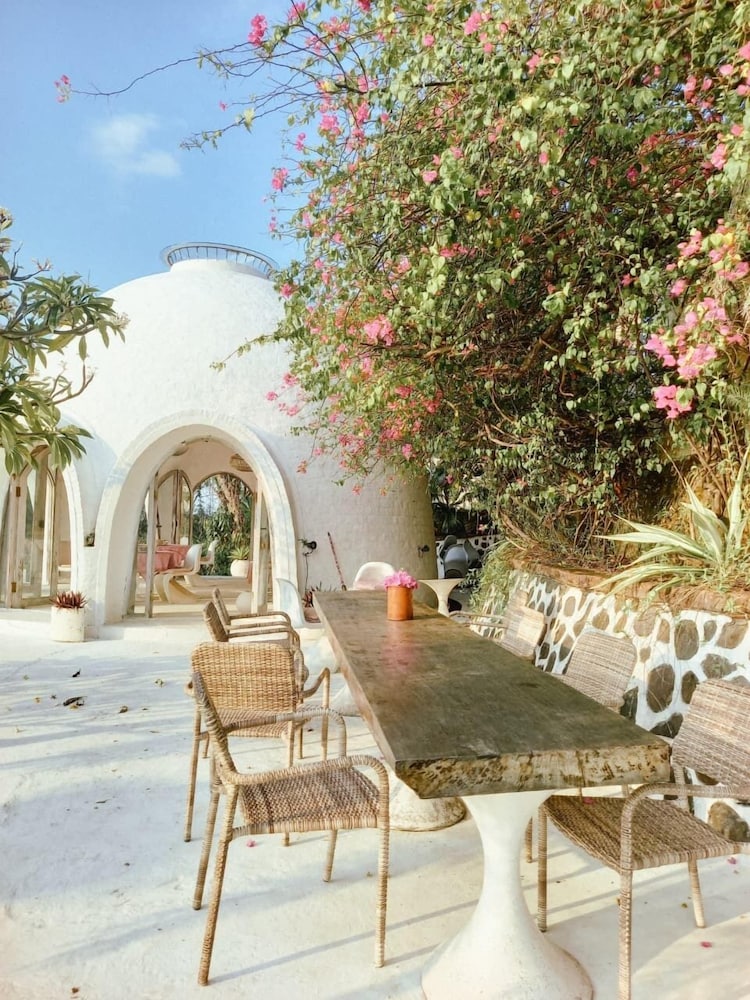 Mentigibay Dome Villa Lombok