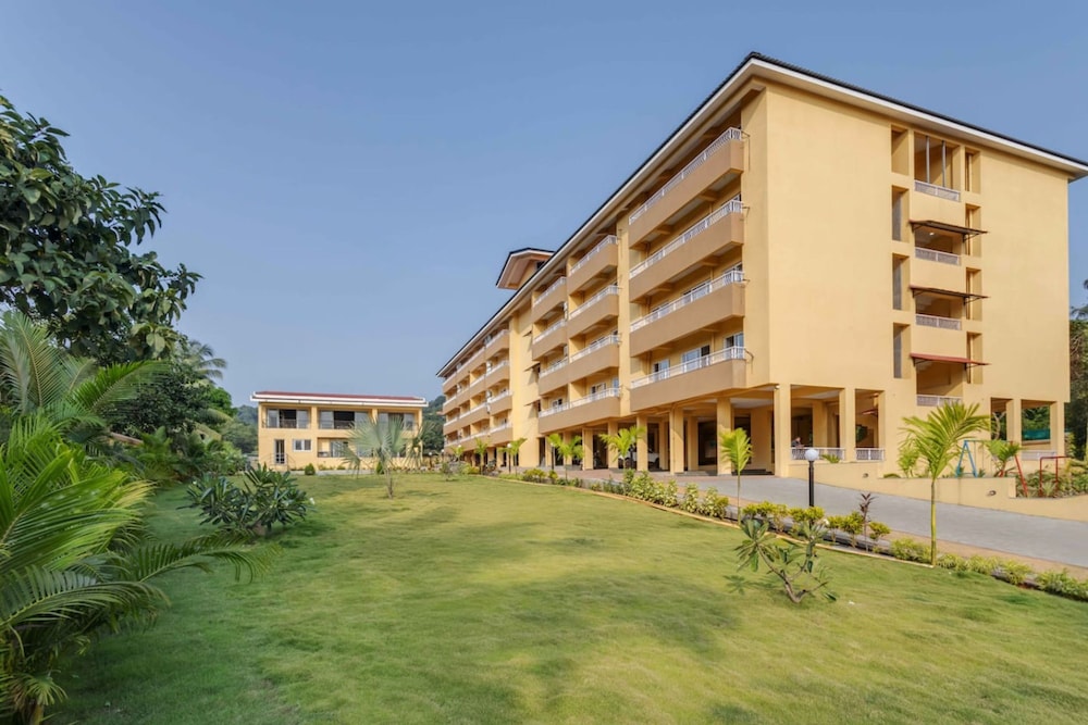 1bhk w Balcony and Pool - 5 Mins to Candolim Beach
