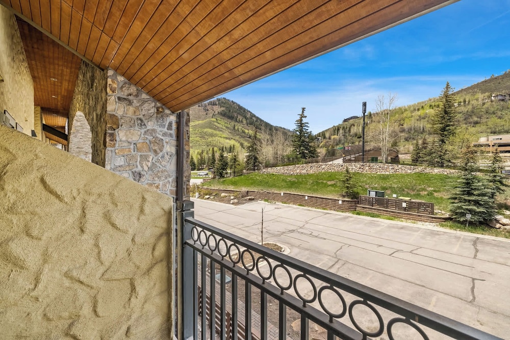 Landmark Vail - Charming Condo for 8 with Resort-style Amenities