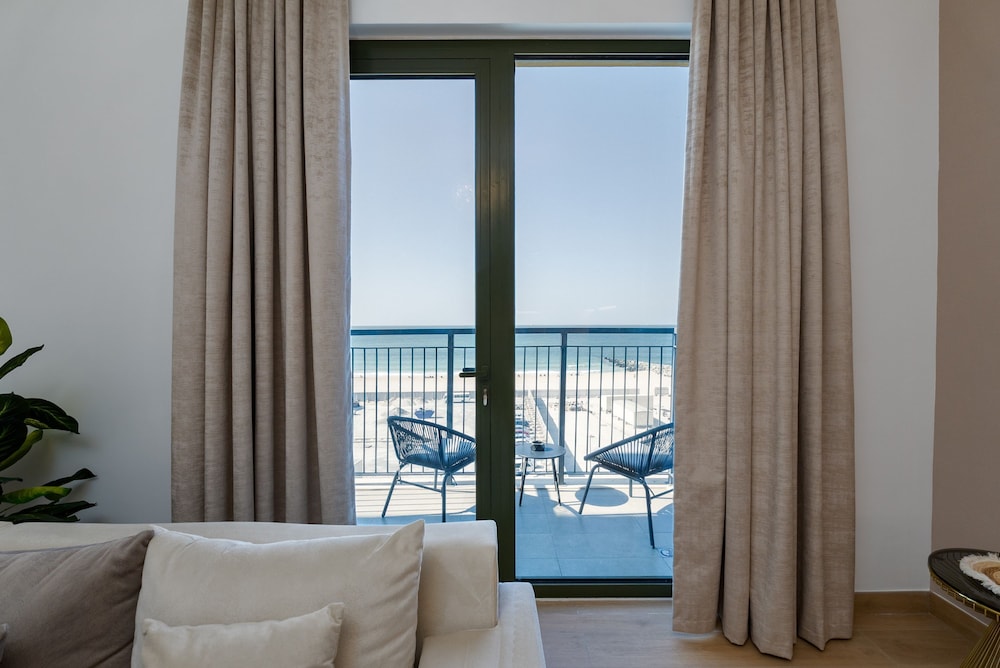 Contemporary La Mer 1BR w Beach Access