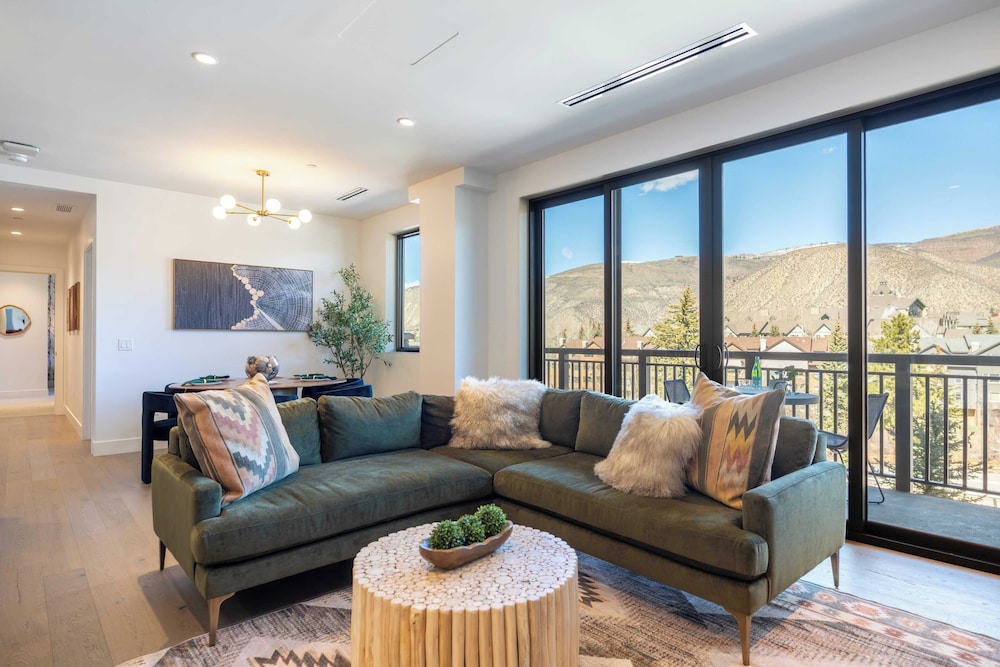 Luxe 3bdr Near Vail w/ Views Gym, Pool, Game Room Alpine Oasis at Frontgate