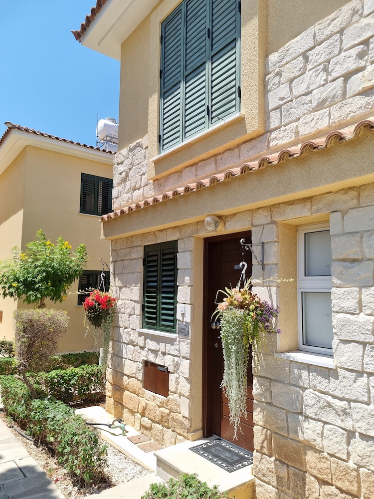Cyprus Townhouse/ Queen Bed/ Pool/ Patio/air/freep